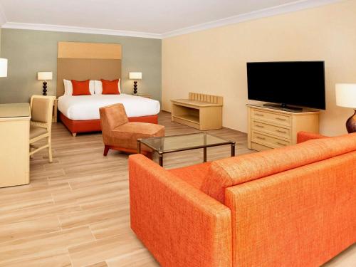 Suite Junior con cama extragrande del hotel Movenpick Resort Petra. Foto 3