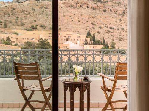 Suite Junior con cama extragrande del hotel Movenpick Resort Petra. Foto 4
