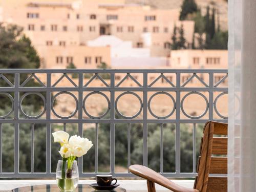Suite Junior con cama extragrande del hotel Movenpick Resort Petra. Foto 5