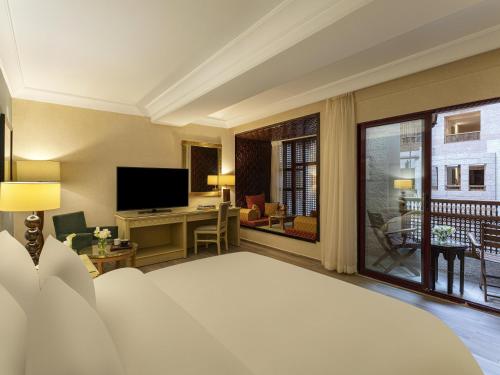 Habitación Clásica con cama extragrande del hotel Movenpick Resort Petra. Foto 2