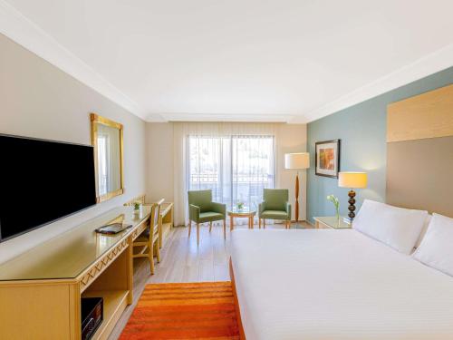 Habitación Clásica con cama extragrande del hotel Movenpick Resort Petra. Foto 3