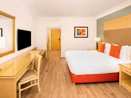 Habitación Clásica con cama extragrande del hotel Movenpick Resort Petra. Foto 4