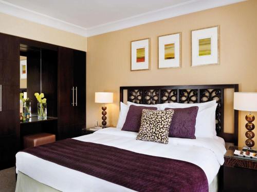 Suite Real con cama extragrande del hotel Movenpick Resort Petra
