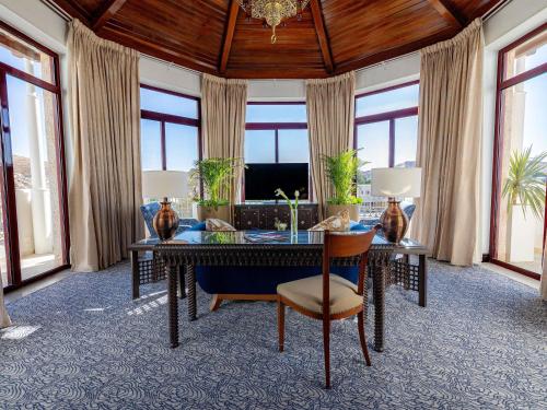 Suite Real con cama extragrande del hotel Movenpick Resort Petra. Foto 1