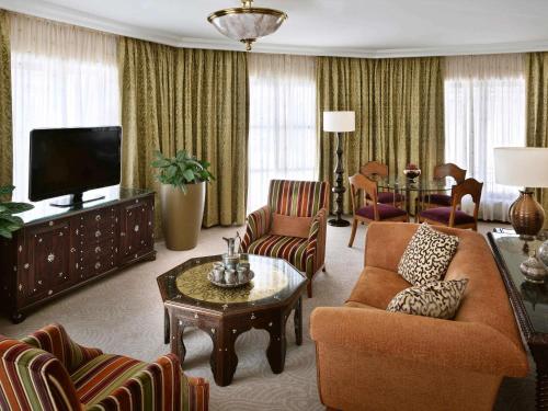 Suite Real con cama extragrande del hotel Movenpick Resort Petra. Foto 3