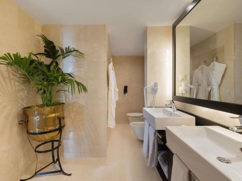 Suite Real con cama extragrande del hotel Movenpick Resort Petra. Foto 4