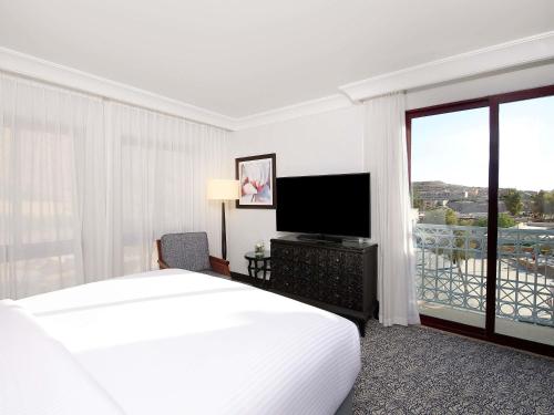 Suite Real con cama extragrande del hotel Movenpick Resort Petra. Foto 5