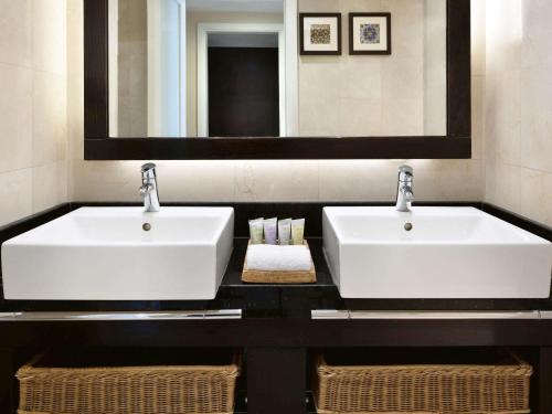 Suite con cama extragrande del hotel Movenpick Resort Petra