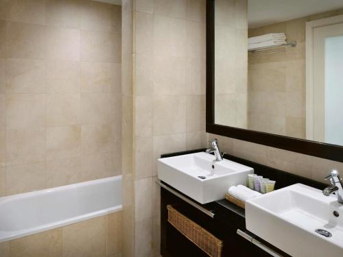 Suite con cama extragrande del hotel Movenpick Resort Petra. Foto 1
