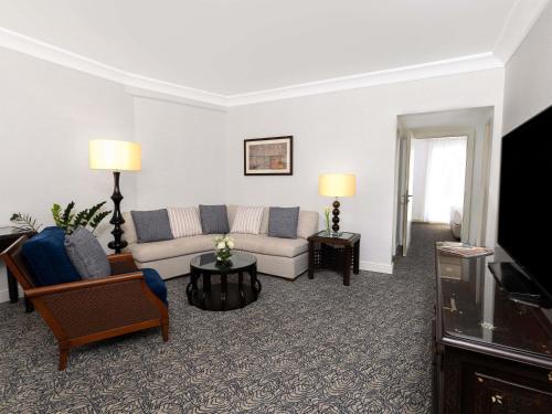 Suite con cama extragrande del hotel Movenpick Resort Petra. Foto 3