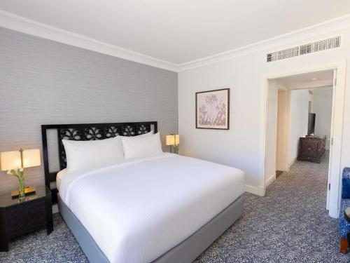 Suite con cama extragrande del hotel Movenpick Resort Petra. Foto 4