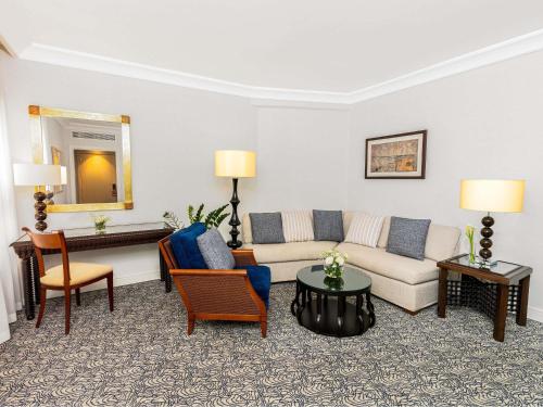 Suite con cama extragrande del hotel Movenpick Resort Petra. Foto 5