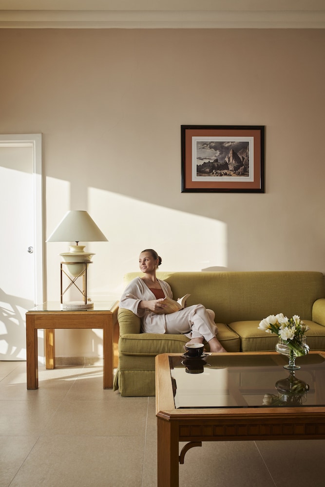 Suite Deluxe con 1 cama King Size del hotel Grand Mercure Petra. Foto 1