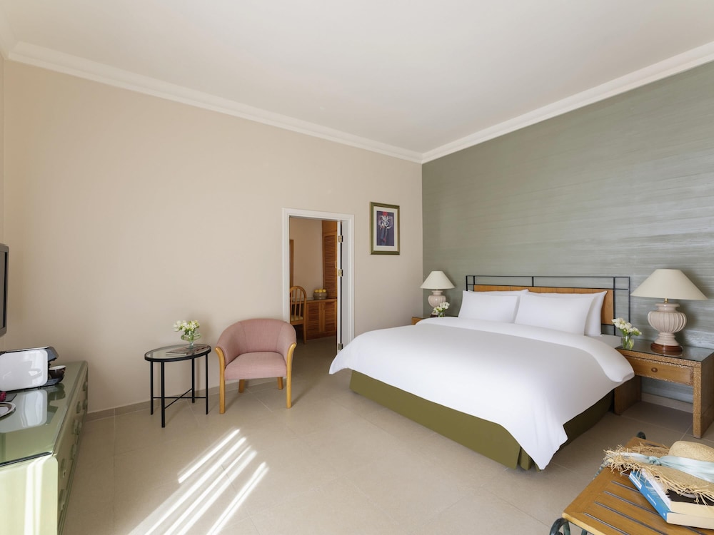 Suite Deluxe con 1 cama King Size del hotel Grand Mercure Petra. Foto 6