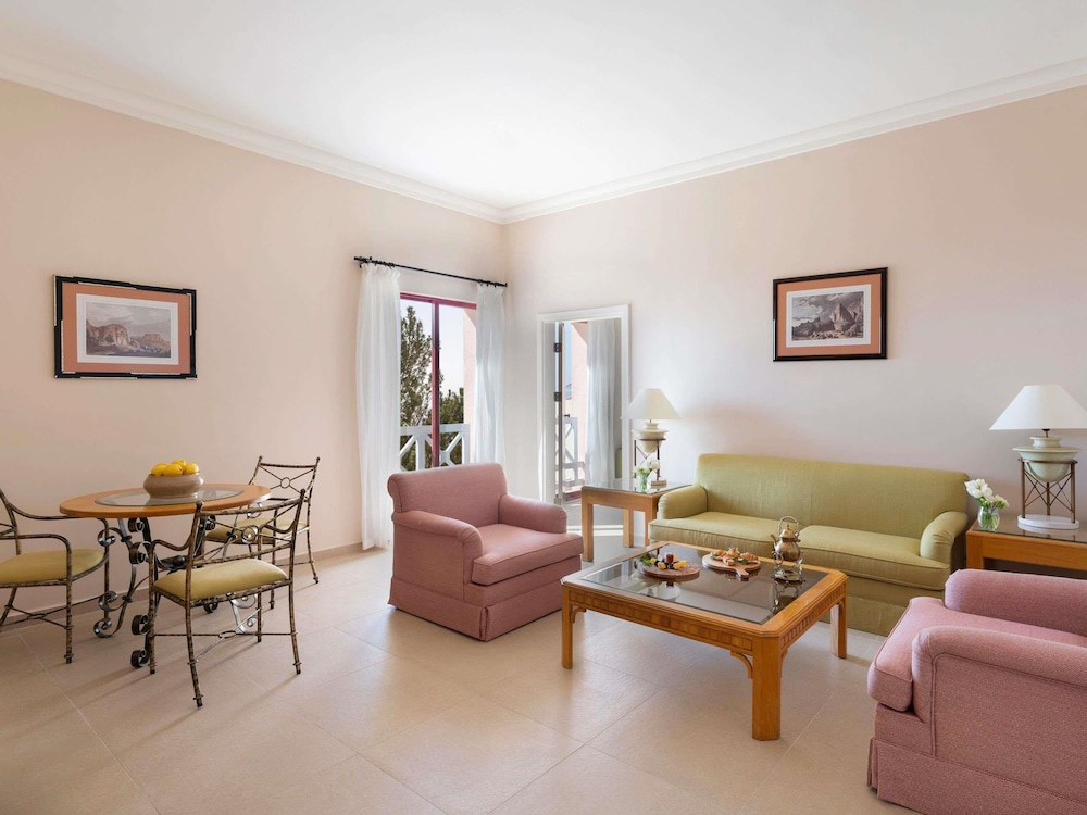 Suite Deluxe con 1 cama King Size del hotel Grand Mercure Petra. Foto 8
