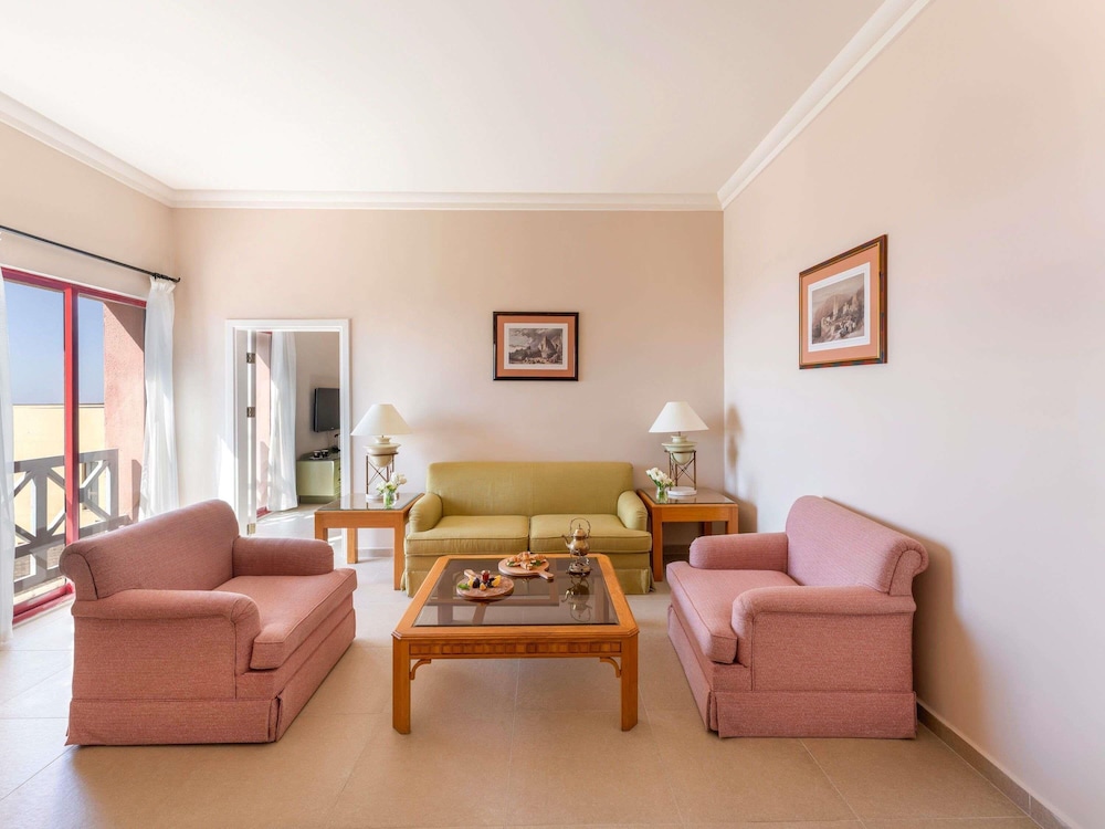 Suite Deluxe con 1 cama King Size del hotel Grand Mercure Petra. Foto 9