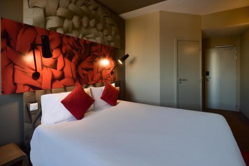 Habitación Sweet Room by ibis con una cama doble del hotel Ibis Casa-voyageurs. Foto 5