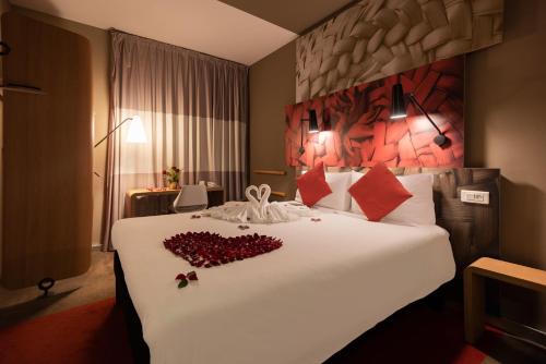 Habitación Sweet Room by ibis con una cama doble del hotel Ibis Casa-voyageurs. Foto 6