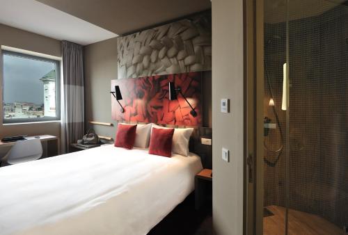Habitación Sweet Room by ibis con una cama doble del hotel Ibis Casa-voyageurs. Foto 7