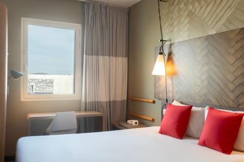 Habitación Sweet Room by ibis con una cama doble del hotel Ibis Casa-voyageurs. Foto 9