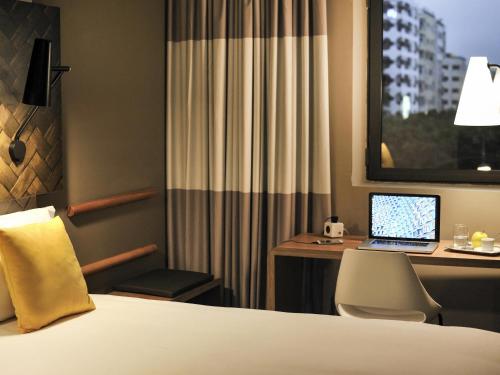Habitación Sweet Room by ibis con dos camas individuales del hotel Ibis Casa-voyageurs