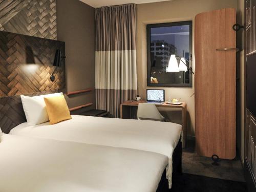 Habitación Sweet Room by ibis con dos camas individuales del hotel Ibis Casa-voyageurs. Foto 1