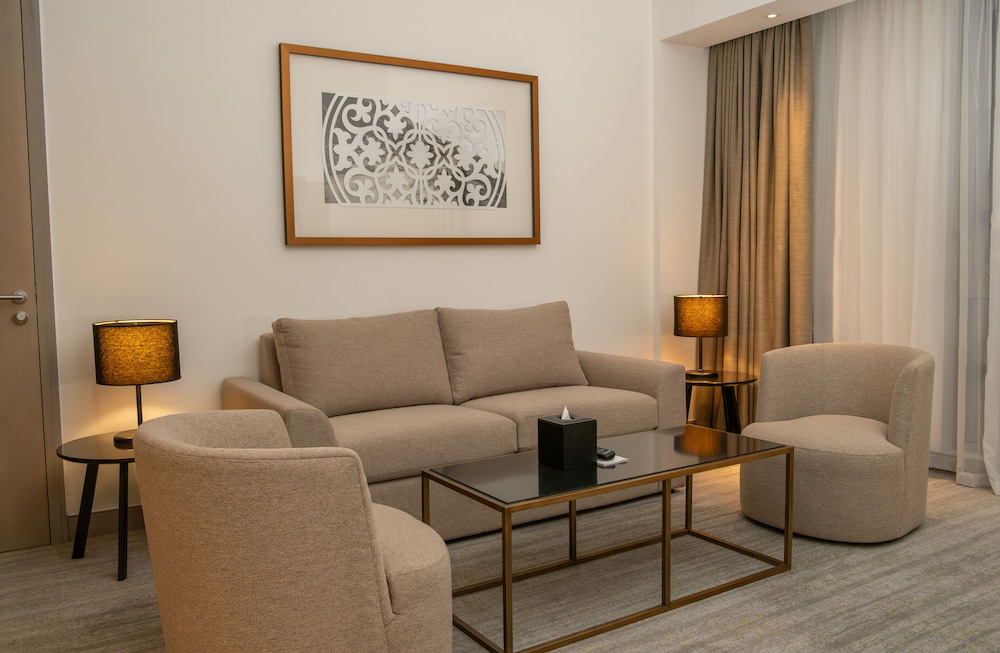 Suite Junior con 1 Cama King Size y 1 Sofá Cama Doble del hotel Novotel Muscat Airport. Foto 1