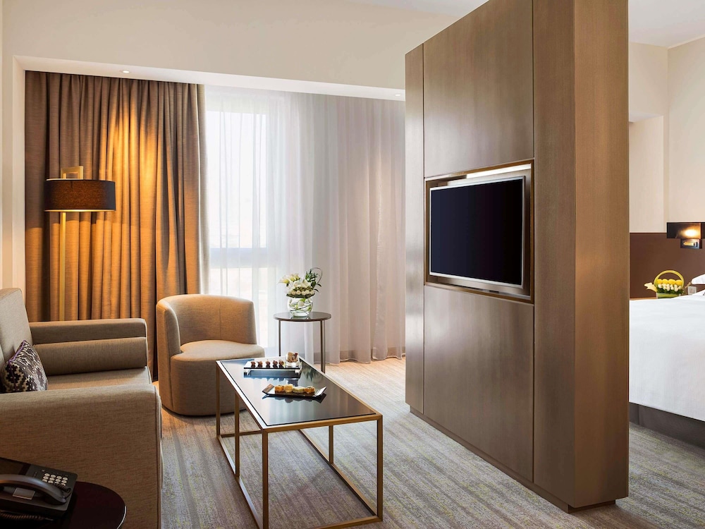 Suite Junior con 1 Cama King Size y 1 Sofá Cama Doble del hotel Novotel Muscat Airport. Foto 3