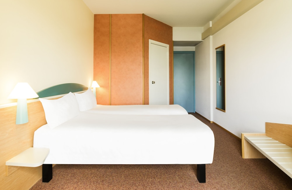 Habitación con camas individuales del hotel Ibis Florence North Airport. Foto 1