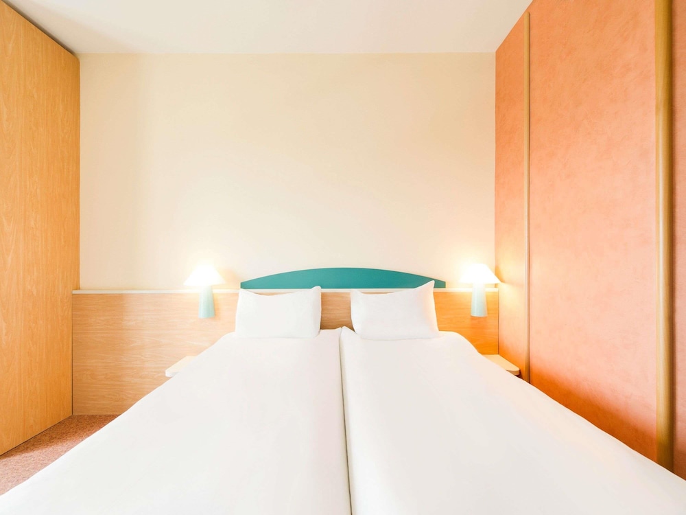 Habitación con camas individuales del hotel Ibis Florence North Airport. Foto 5