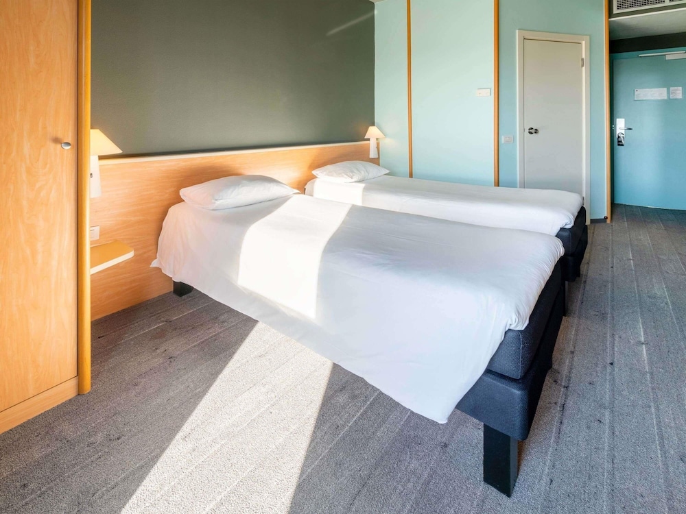 Habitación con camas individuales del hotel Ibis Florence North Airport. Foto 6