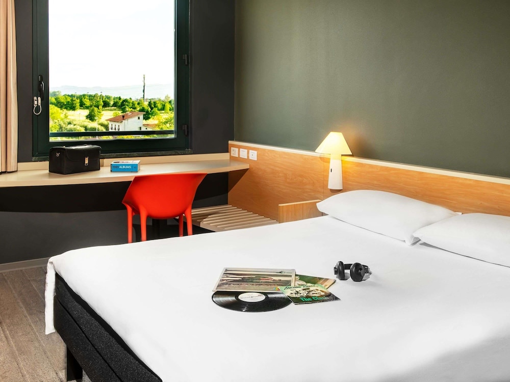 Habitación con 1 cama doble del hotel IBIS FIRENZE PRATO EST. Foto 1