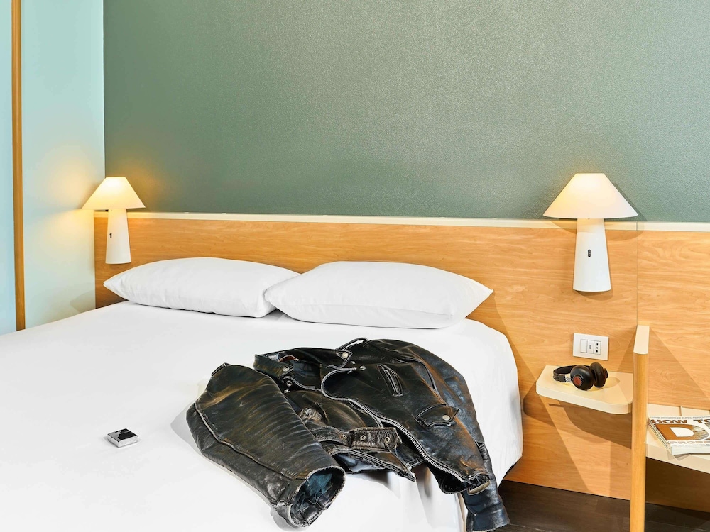 Habitación con 1 cama doble del hotel IBIS FIRENZE PRATO EST. Foto 6