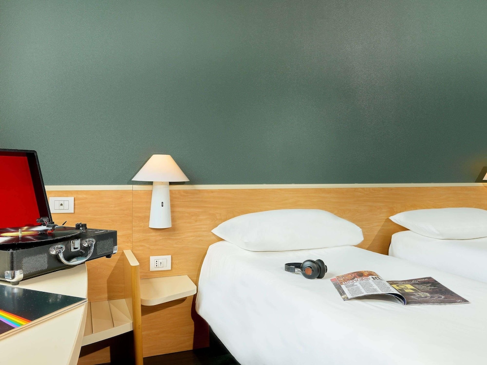 Habitación con 2 camas individuales del hotel IBIS FIRENZE PRATO EST