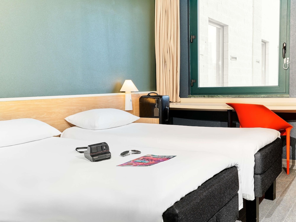 Habitación con 2 camas individuales del hotel IBIS FIRENZE PRATO EST. Foto 1