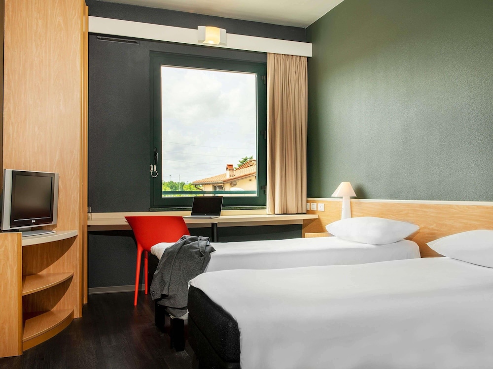 Habitación con 2 camas individuales del hotel IBIS FIRENZE PRATO EST. Foto 3