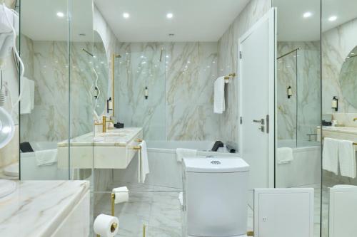 Habitación Doble Deluxe con bañera de hidromasaje del hotel Ílhavo Plaza. Foto 2