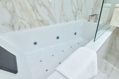 Habitación Doble Deluxe con bañera de hidromasaje del hotel Ílhavo Plaza. Foto 5