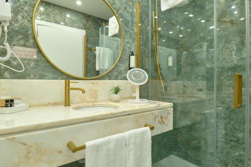 Habitación Doble Deluxe con Balcón del hotel Ílhavo Plaza. Foto 3