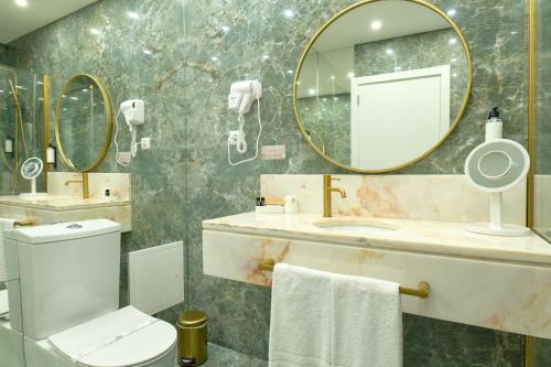 Habitación Doble Deluxe con Balcón del hotel Ílhavo Plaza. Foto 6