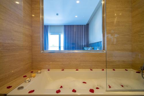 Habitación Doble con bañera de hidromasaje del hotel Ílhavo Plaza. Foto 3