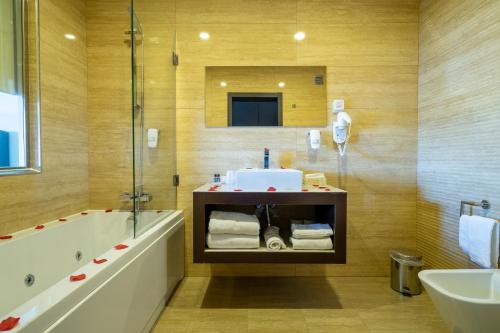 Habitación Doble con bañera de hidromasaje del hotel Ílhavo Plaza. Foto 4