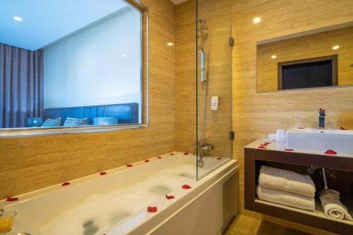 Habitación Doble con bañera de hidromasaje del hotel Ílhavo Plaza. Foto 7