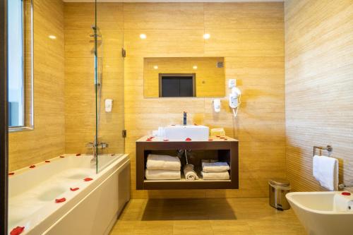 Habitación Doble con bañera de hidromasaje del hotel Ílhavo Plaza. Foto 8