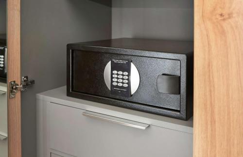 Habitación Deluxe con cama extragrande del hotel Hilton London Croydon. Foto 3