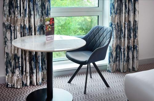 Habitación con cama extragrande del hotel Hilton London Croydon. Foto 2