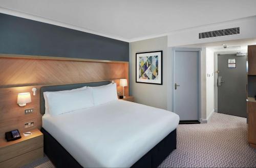 Habitación con cama extragrande del hotel Hilton London Croydon. Foto 1