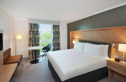 Habitación Deluxe con cama extragrande del hotel Hilton London Croydon