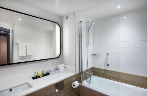 Habitación Familiar con cama extragrande y sofá cama del hotel Hilton London Croydon