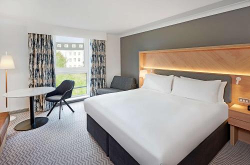Habitación Familiar con cama extragrande y sofá cama del hotel Hilton London Croydon. Foto 1